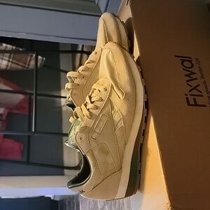 Tan/Green Reebok Classic Mens size 6.5 Womens size 8